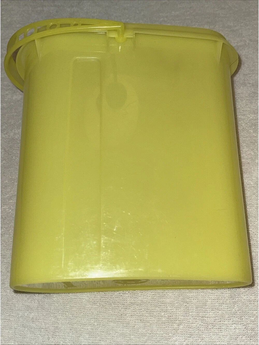 Tupperware vintage Beverage Buddy Yellow Color 1 Quart